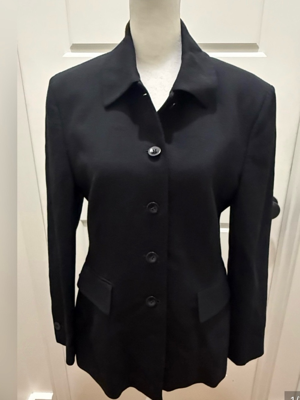 Barney's New York. Wool 5-Button Blazer. Size 6 (42).